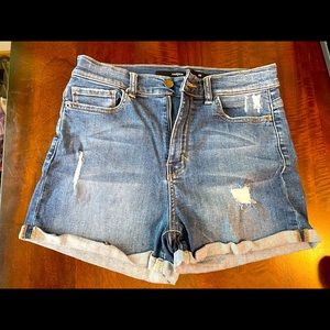 Francesca Harper Jean Shorts size 29. Really cute!